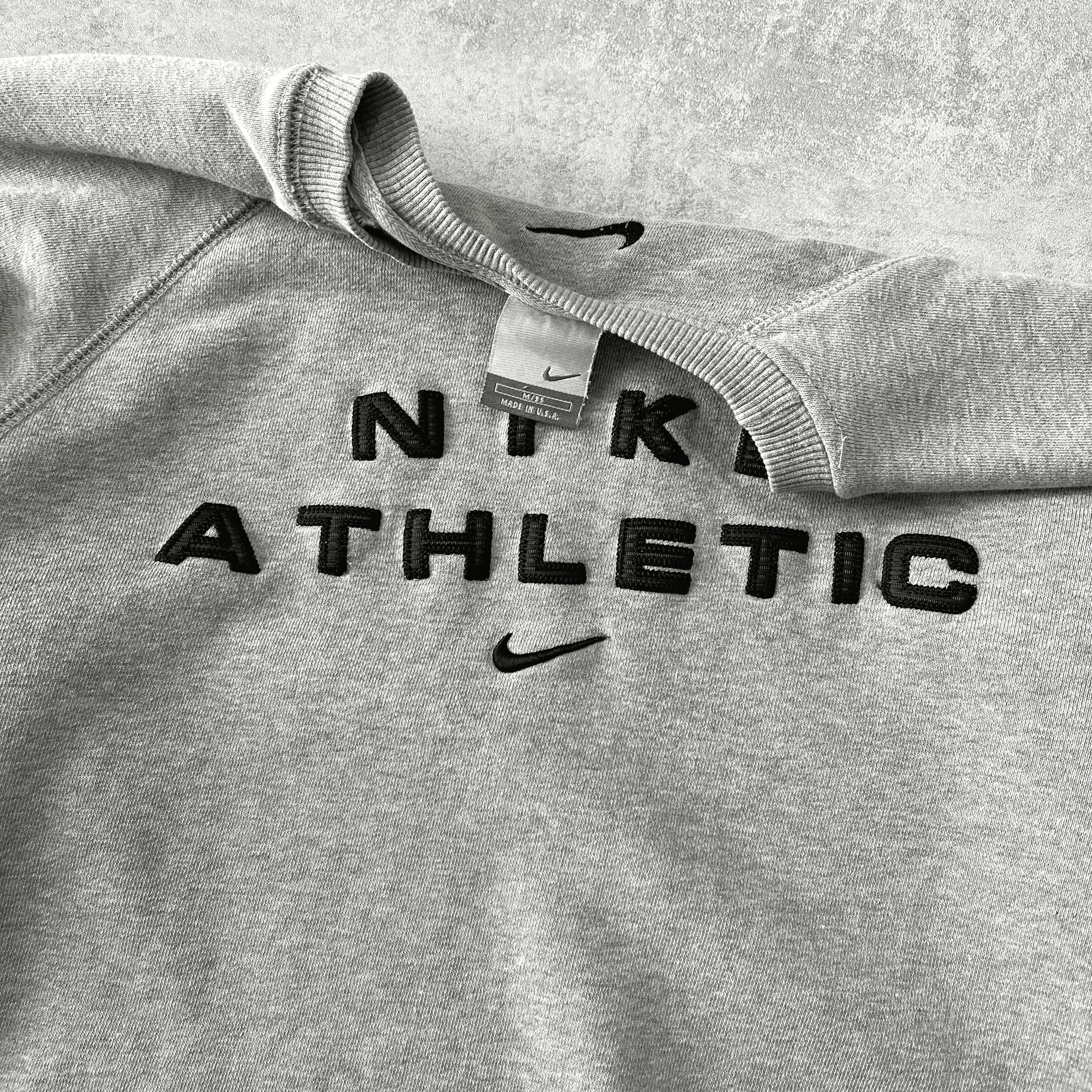 Nike 2000s heavyweight emboredired sweatshirt (M)
