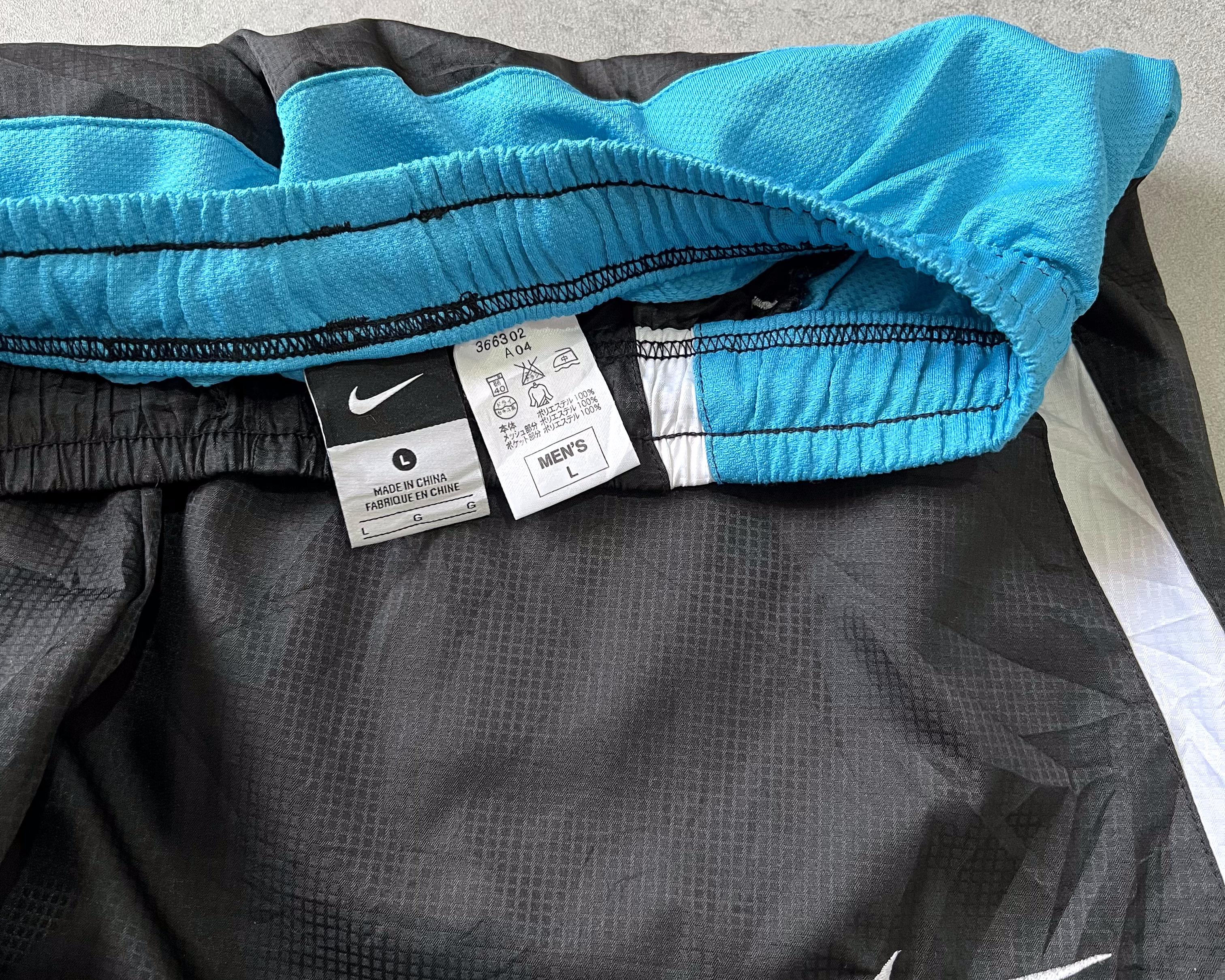 Nike RARE 2000s track pants (L)