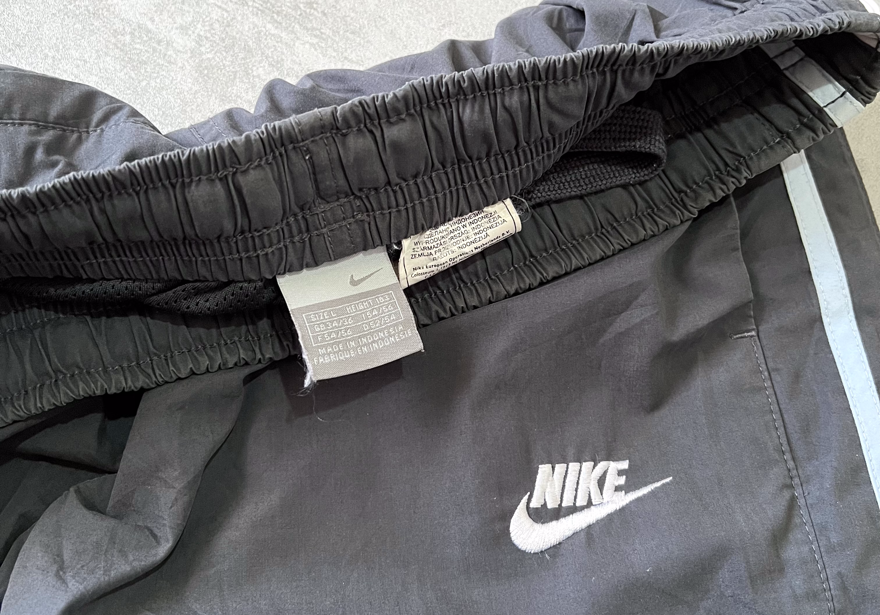 Nike 2000s trackpants (L)
