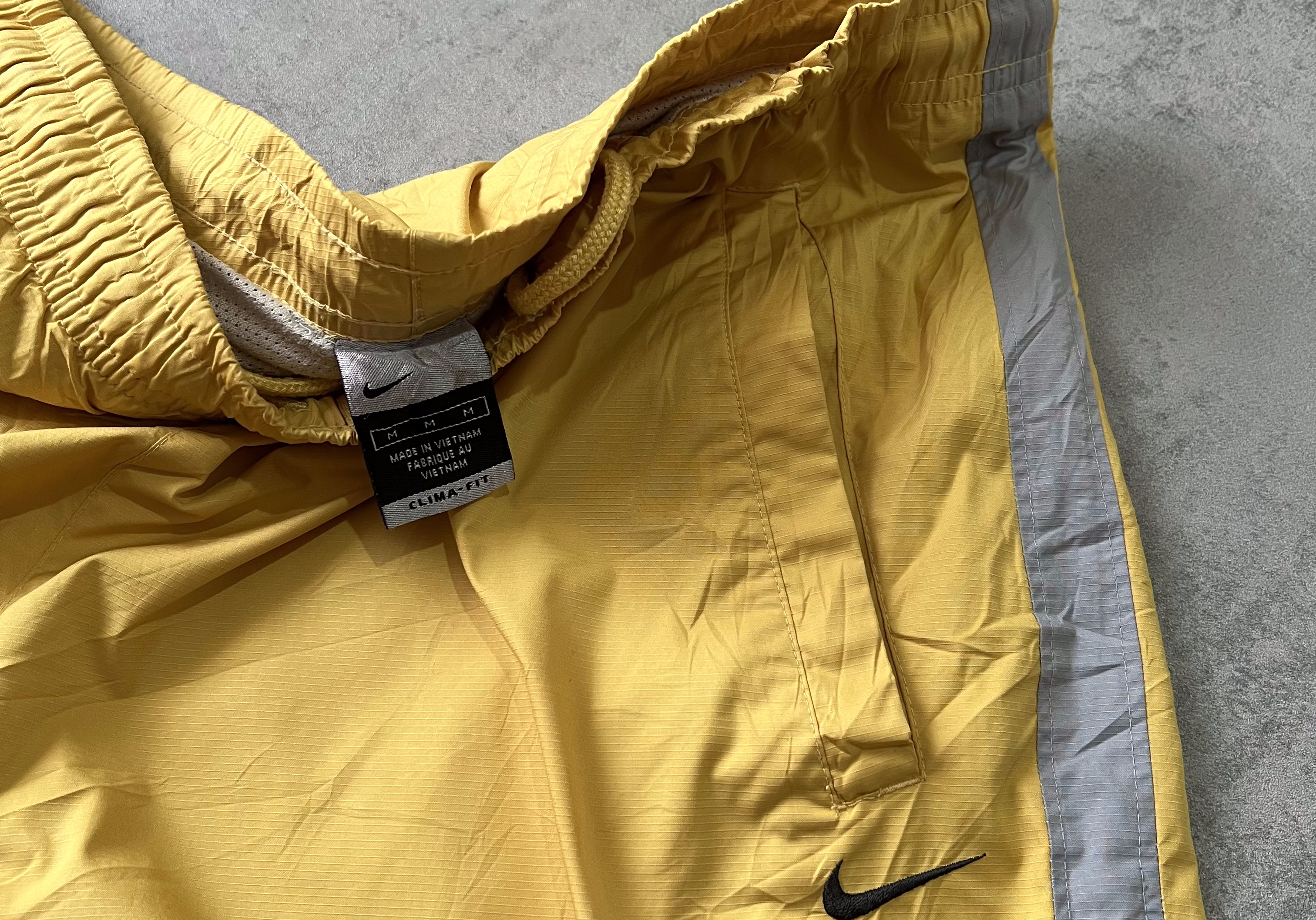 Nike 2000s trackpants (M)