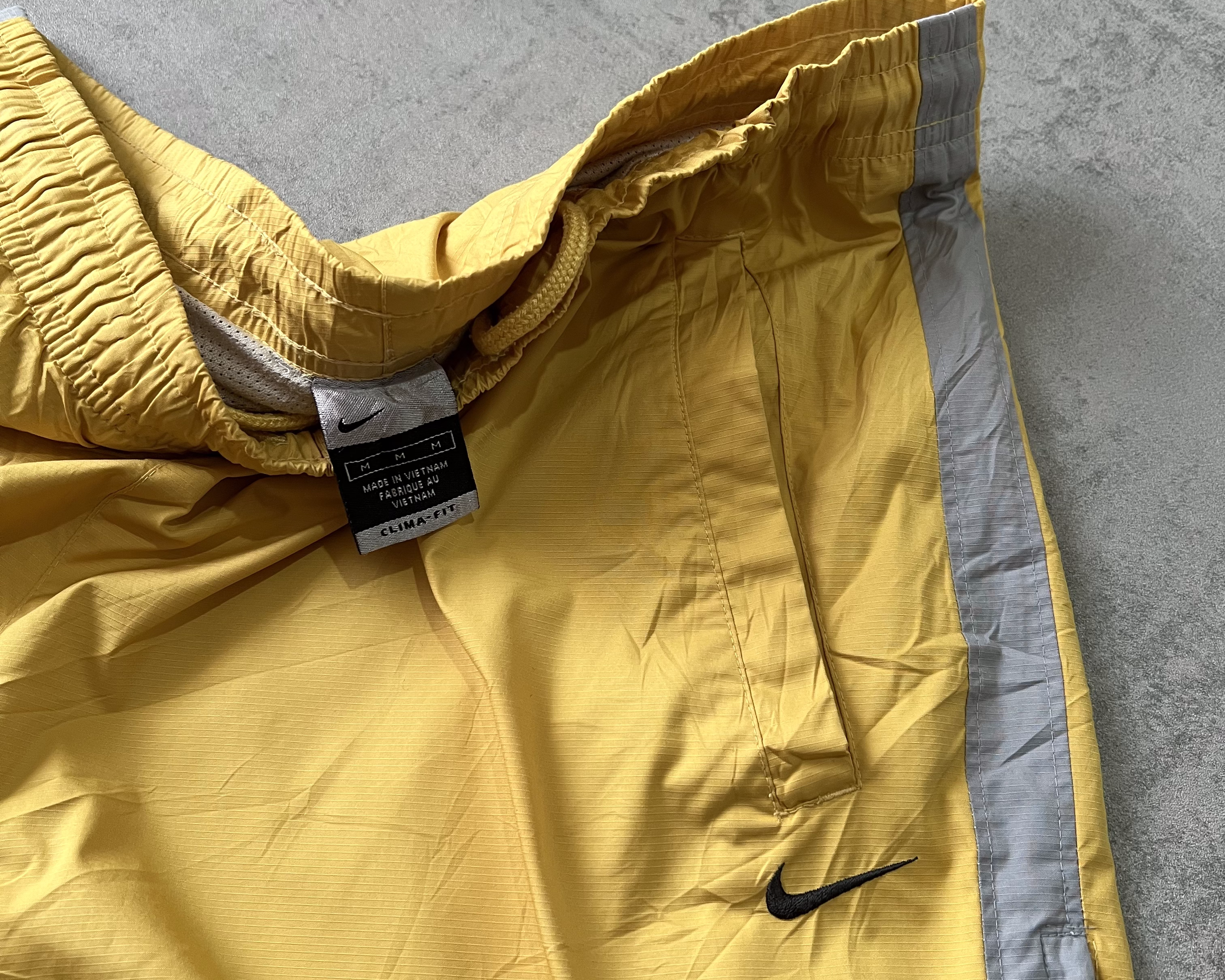 Nike 2000s track pants (M)