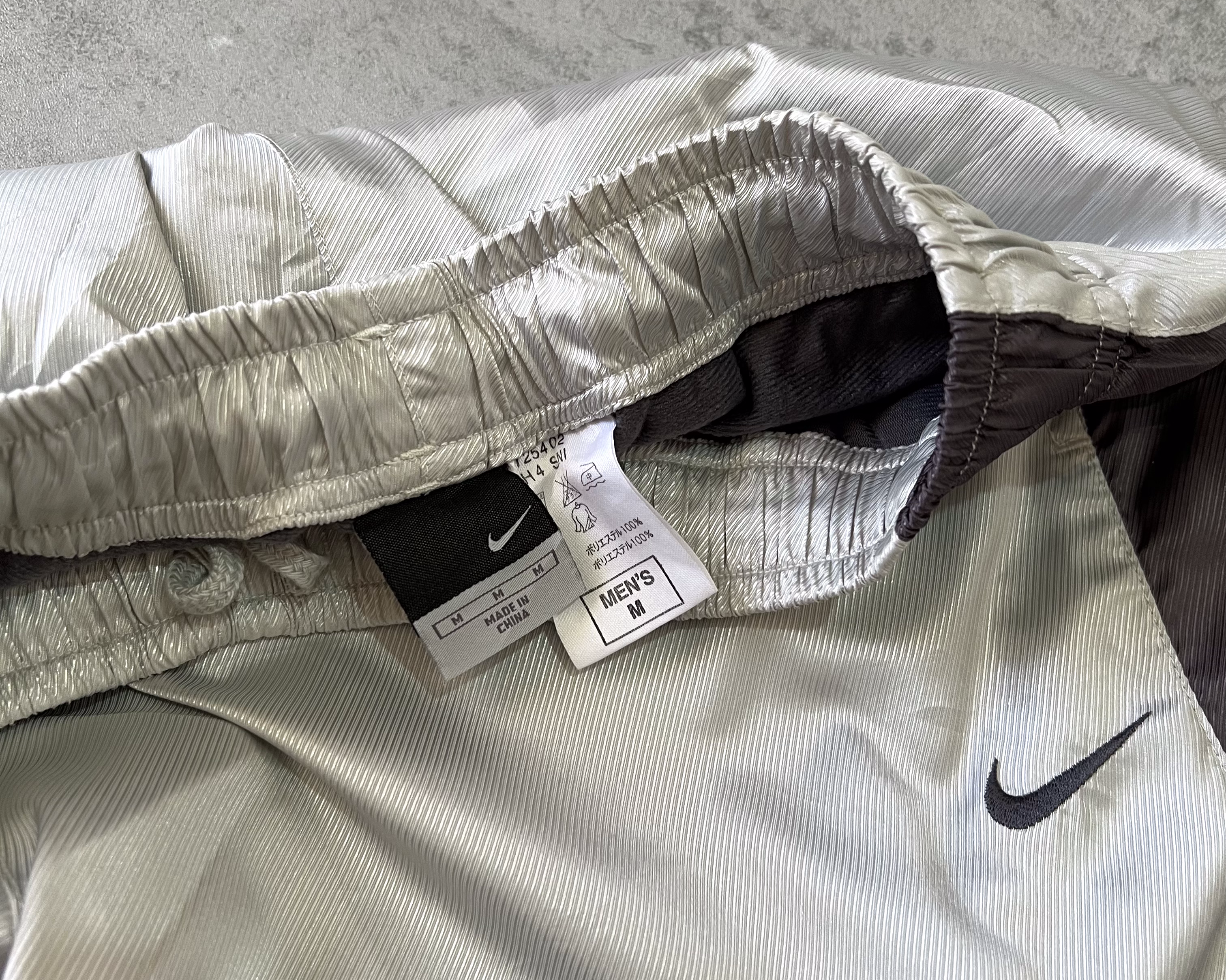 Nike RARE 2000s track pants (M)