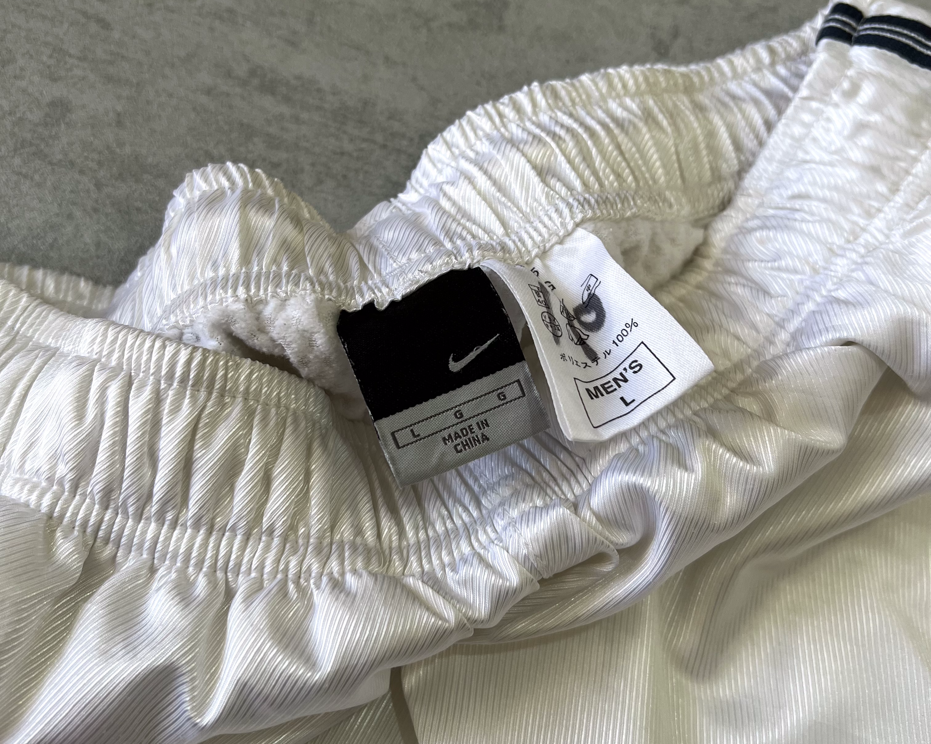 Nike RARE 2000s track pants (L)