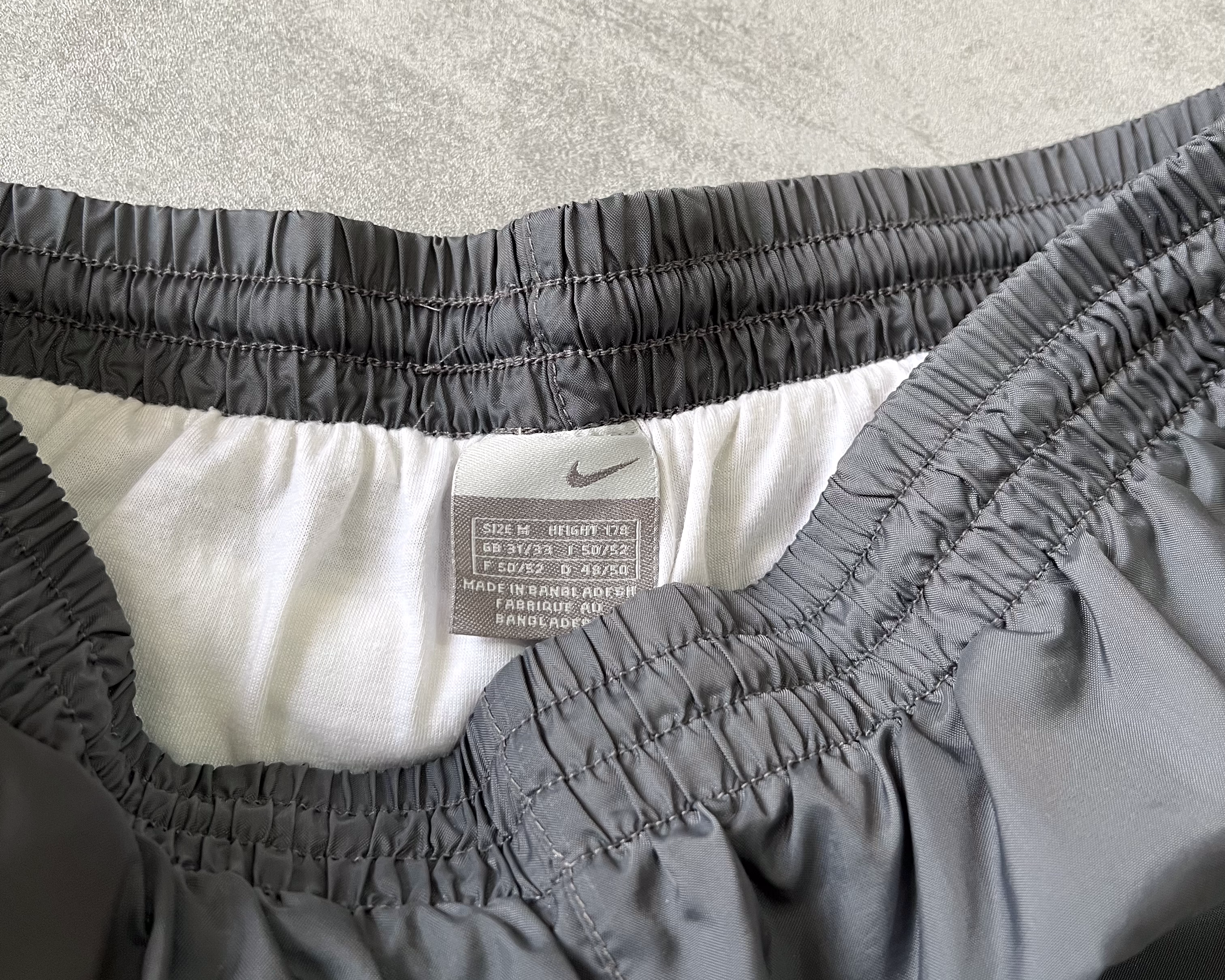 Nike RARE 2000s track pants (M)