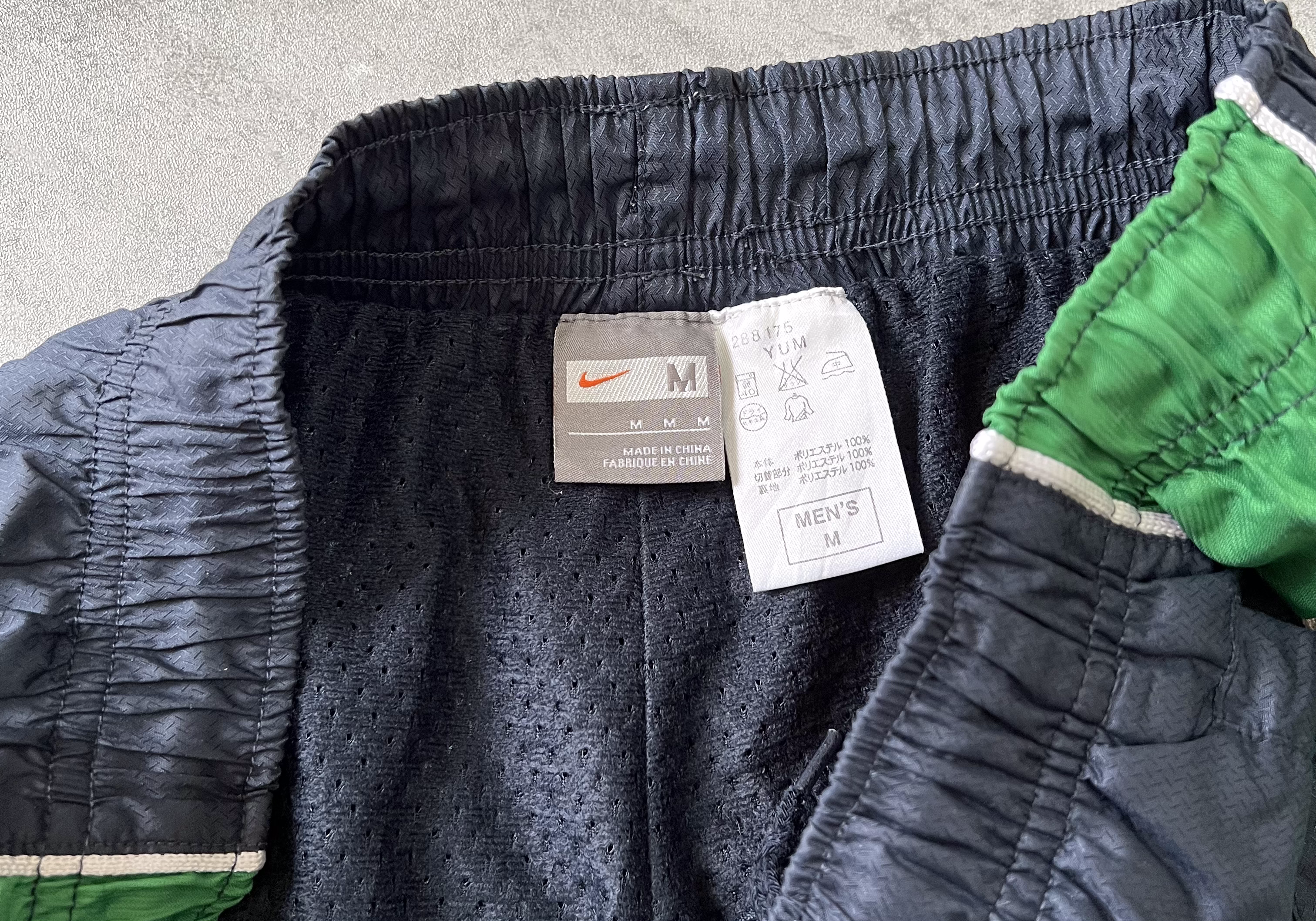 Nike 2000s trackpants (M)