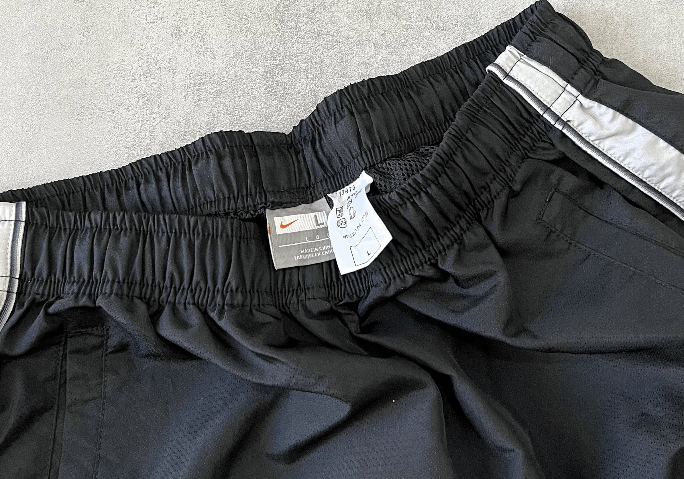 Nike 2000s trackpants (L)
