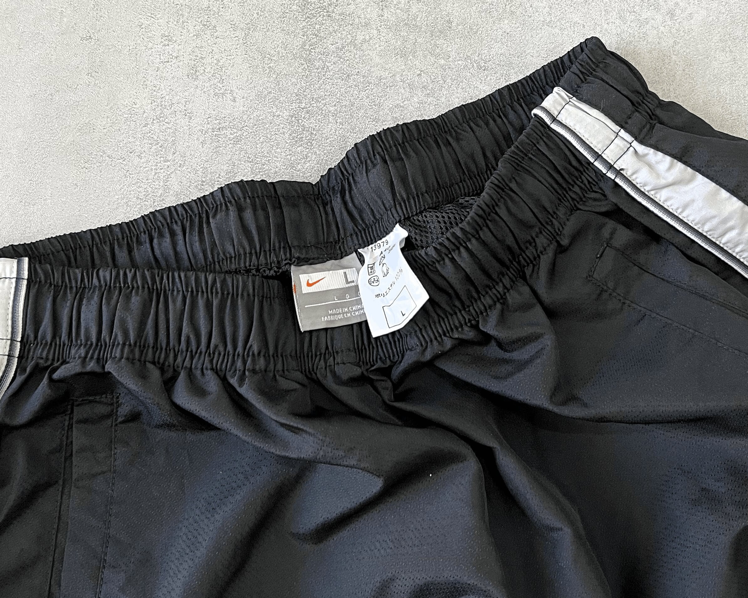 Nike 2000s track pants (L)