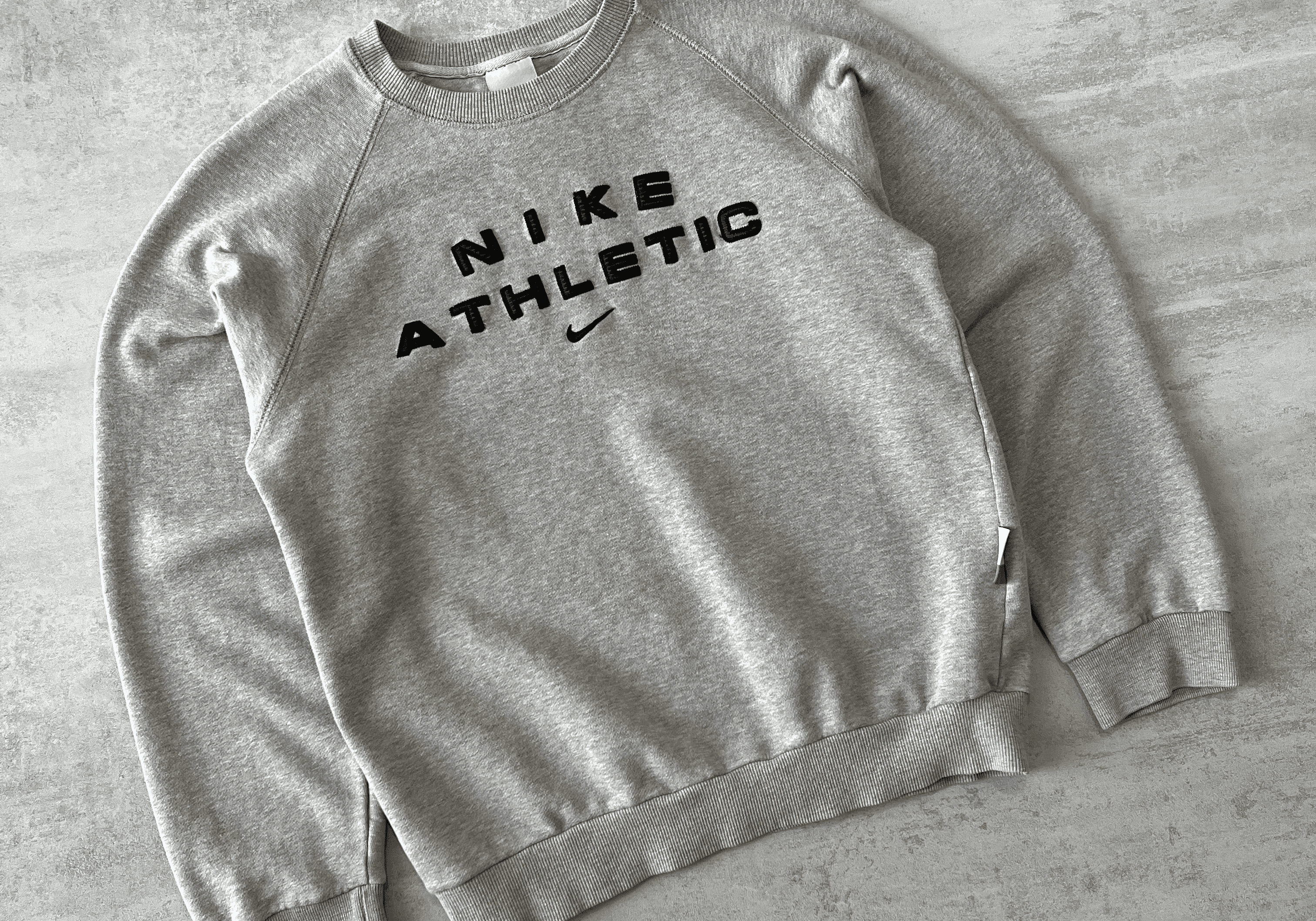 Nike 2000s heavyweight emboredired sweatshirt (M)