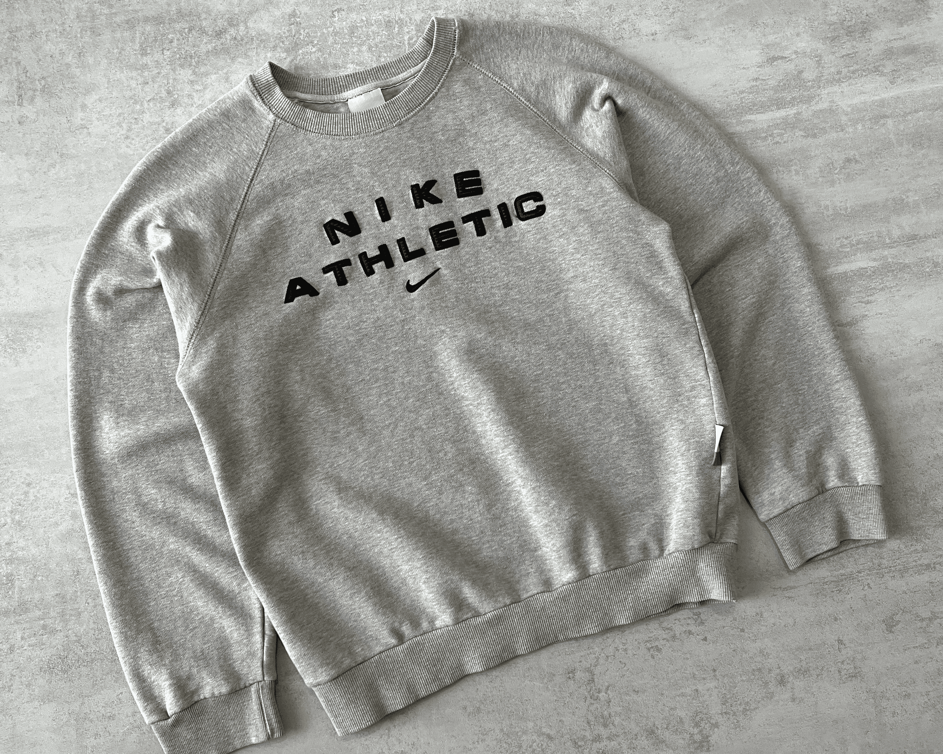 Nike 2000s heavyweight emboredired sweatshirt (M)
