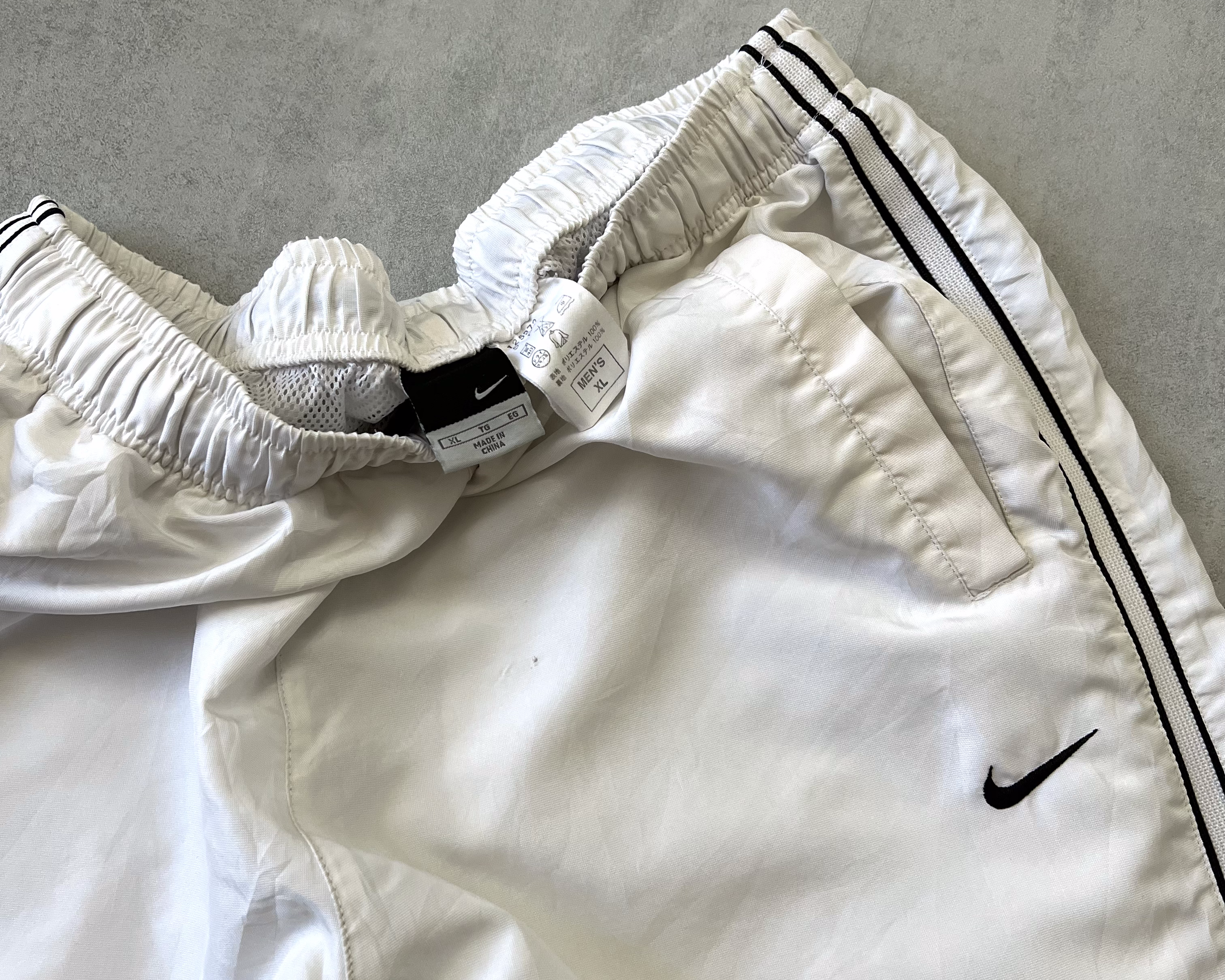Nike RARE 2000s track pants (L)