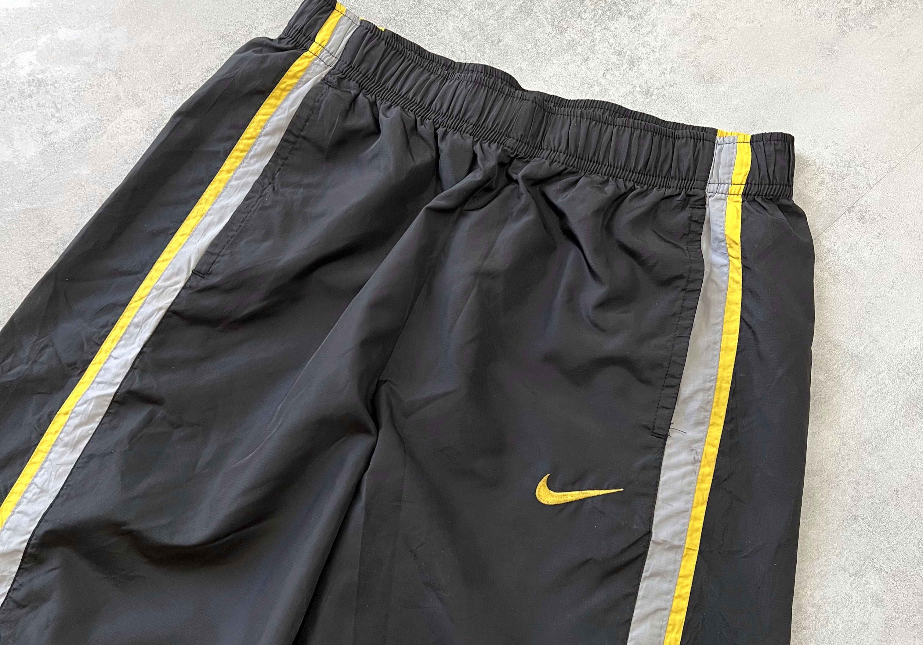 Nike RARE 2000s trackpants (L)