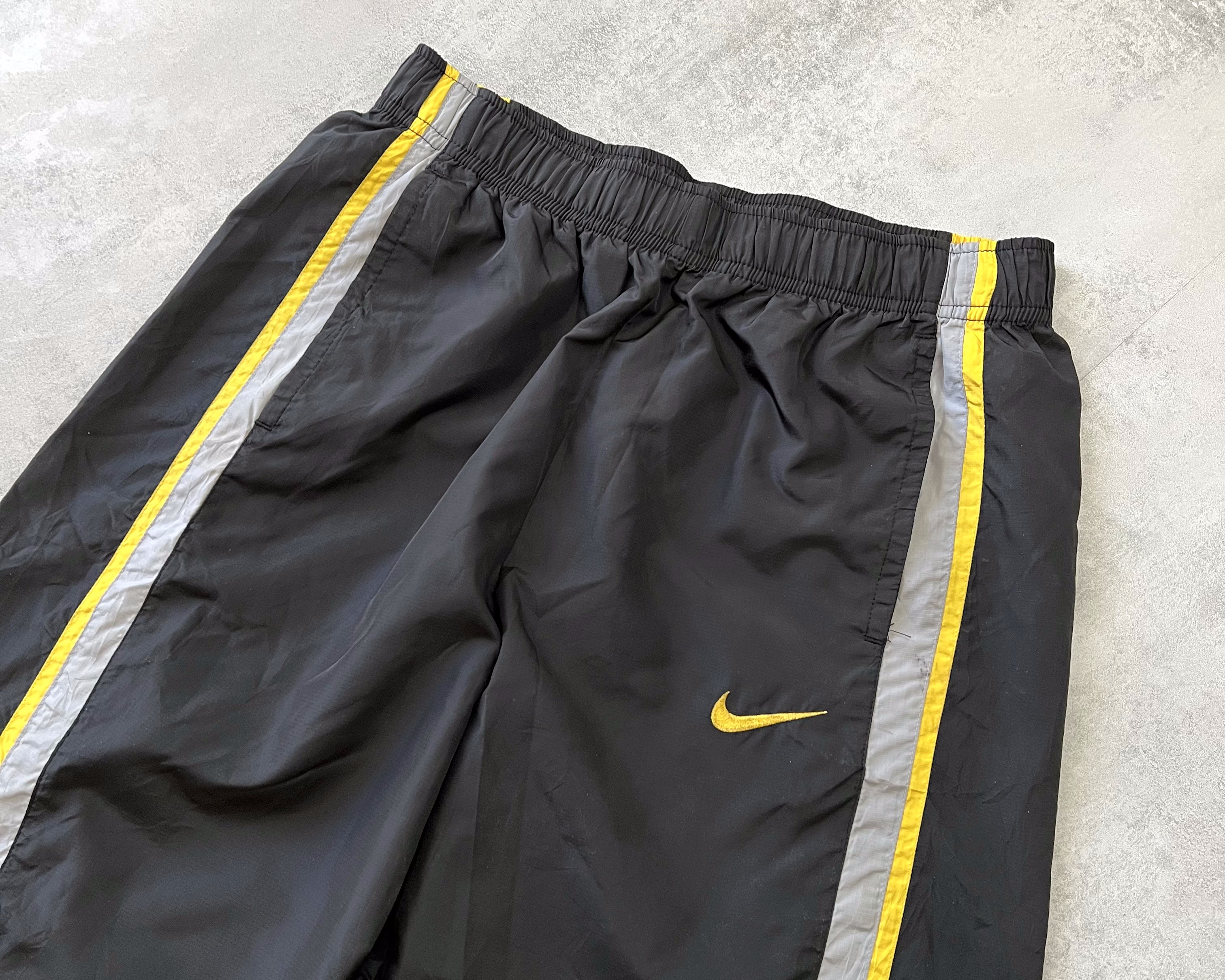 Nike RARE 2000s track pants (L)